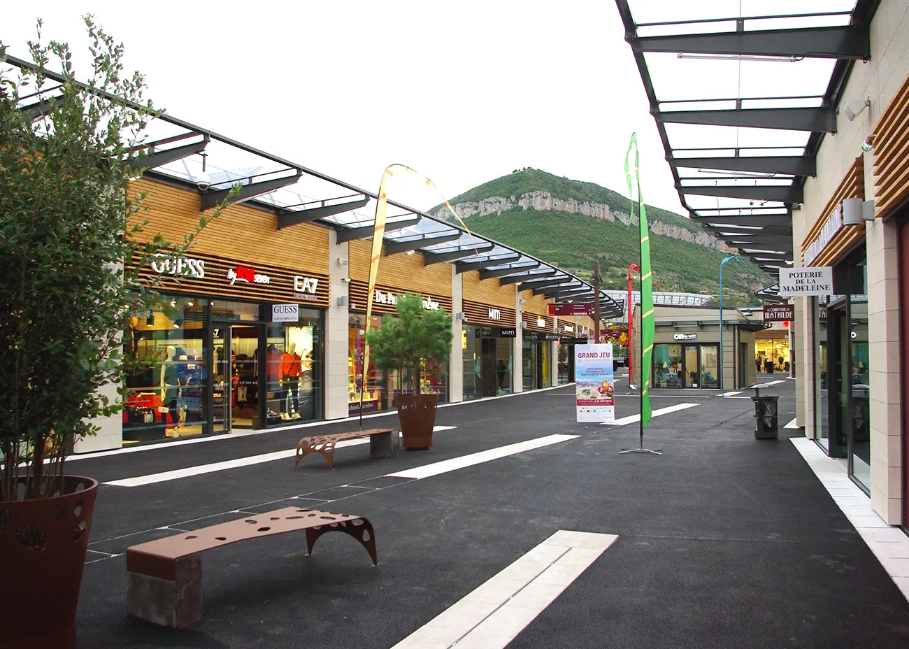 Centre commercial Capelle à Millau réalisé par Novabois